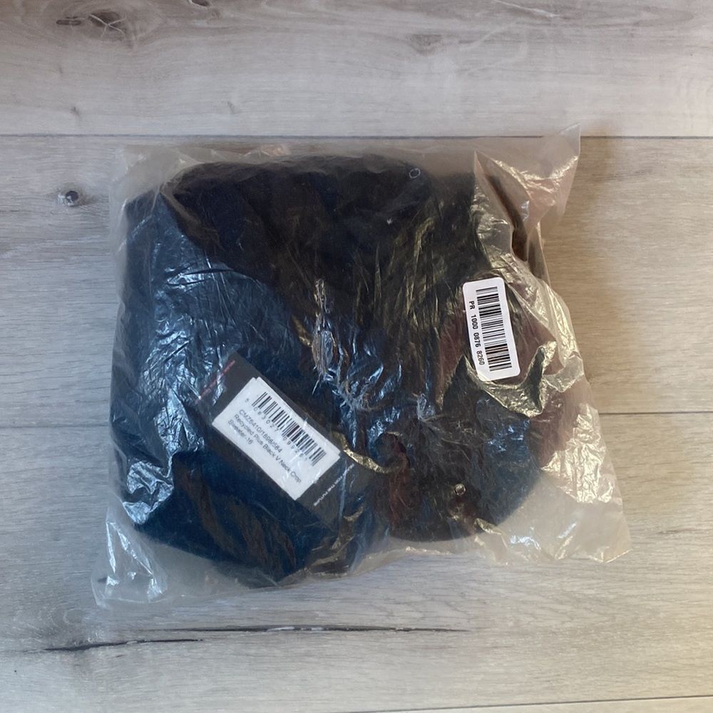 PrettyLittleThing Recycled Plus Black V Neck‎ Crop Sweatshirt Size 12 in Black - Picture 6 of 8